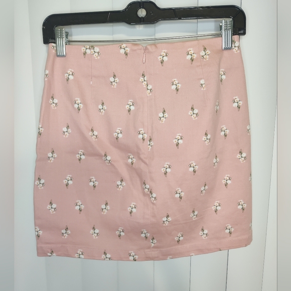 Aeropostale pink miniskirt with white flowers size small - Picture 2 of 3